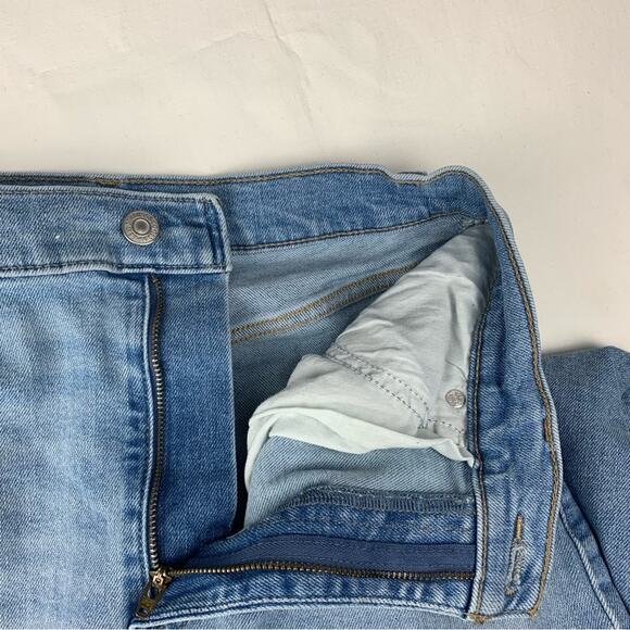 Levi's women's size 29 High waist Mom Jeans light wash denim - Picture 7 of 11